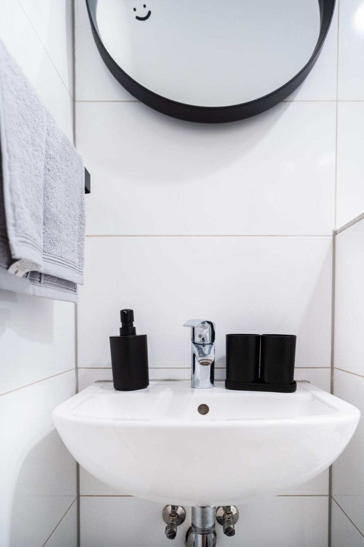 1 Bedroom Studio - Zentral - Parkhaus - Business - Kaffee - Netflix - Smart Tv - Kueche Appartement *